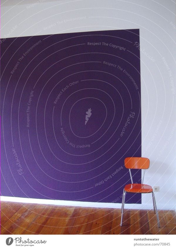schräg Wand violett Holzfußboden weiß Umzug (Wohnungswechsel) Renovieren Steckdose Pause Sitzgelegenheit Arbeit & Erwerbstätigkeit heiter Geschmackssinn Platz