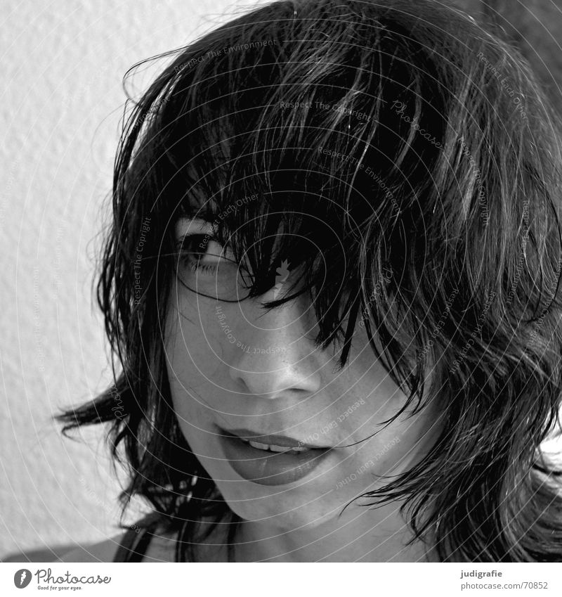 Portrait Porträt Frau schwarz weiß skeptisch Denken Haare & Frisuren Haarsträhne Lippen Kinn Wand Raufasertapete Mensch Gesicht Blick aufwärts lachen beobachten