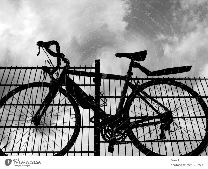 Fahrraddiebe Geborgenheit Dieb entwenden angeschlossen Rennrad parken Zaun retten Wolken Diebstahl Sicherheit Dinge Verkehr angehängt fahrradschloss Himmel