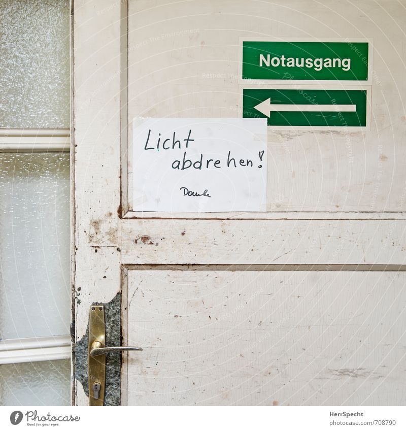 Not | Licht | Aus Altstadt Haus Gebäude Tür Holz Glas Metall Schriftzeichen Schilder & Markierungen Hinweisschild Warnschild alt trashig trist grün weiß Ordnung