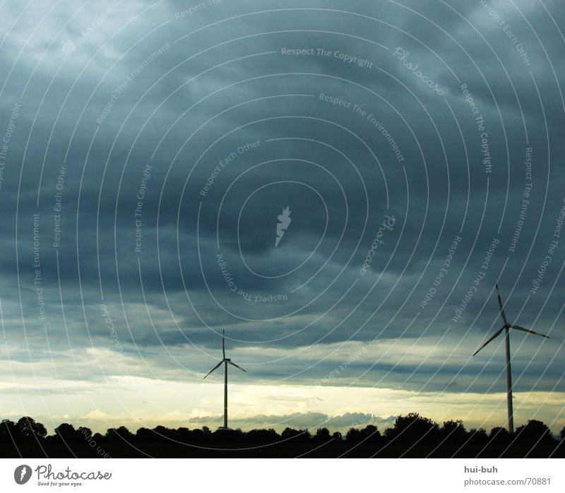 sturm Elektrizität Sturm Wolken schwarz dunkel böse 2 Hochspannungsleitung Wald 3 standhaft Wind Rad Windkraftanlage Energiewirtschaft Himmel Regen Aktion