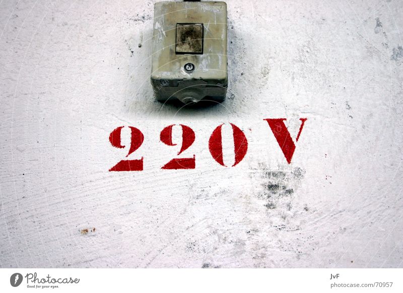 220V Elektrizität Lichtschalter weiß rot Wand Warnhinweis