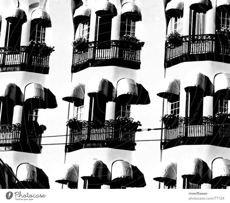 Balkone Hotel schwarz weiß Fenster Stockholm Beton Strukturen & Formen trist Architektur