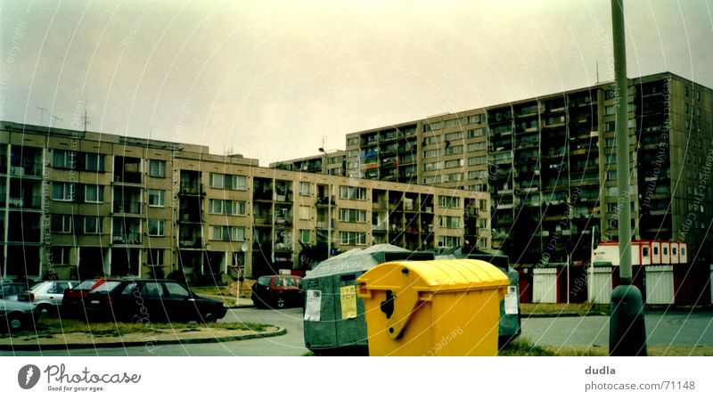 schöner wohnen Haus Hochhaus Wohnsiedlung Müll Müllbehälter Fass hässlich Prag Vorstadt Stadt Tschechien gelb Häusliches Leben PKW mief