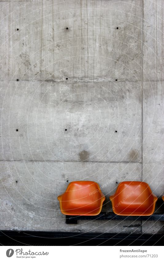 wartegelegenheit São Paulo Sessel Beton kalt grau Bauwerk Sitzgelegenheit orange Gebäude Bahnhof modern Bank U-Bahn Baustelle Stuhl Neigung