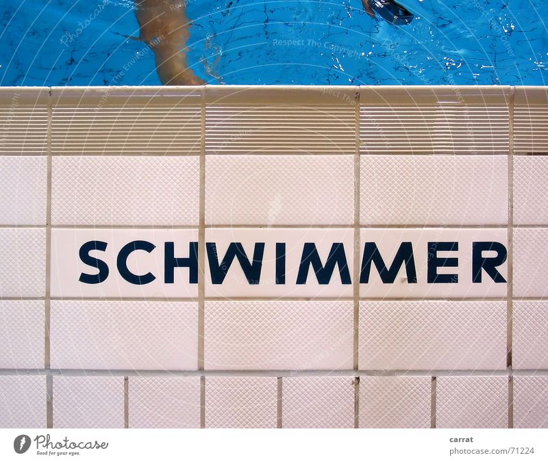 Nicht... Schwimmbad Schwimmhalle Sommer weiß grau steril Typographie Symmetrie Kühlung ertrinken gefährlich nass angenehm Wasser Neptun blau Schwimmen & Baden