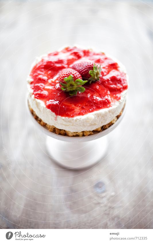 Erdbeer-Joghurt-Torte Milcherzeugnisse Frucht Dessert Süßwaren Ernährung lecker süß rot weiß Erdbeeren Farbfoto Innenaufnahme Menschenleer Textfreiraum oben