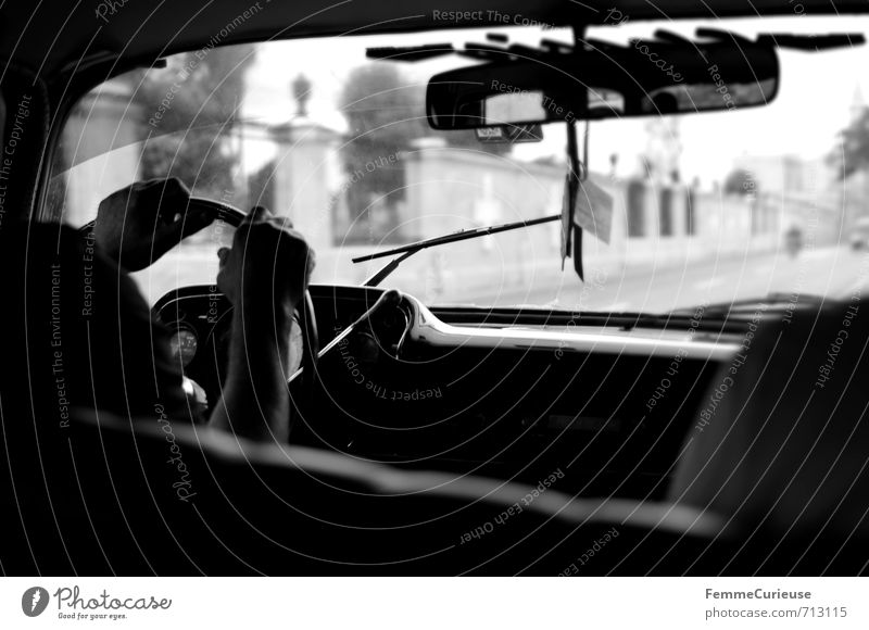 Havana. (III) Verkehr Verkehrsmittel Verkehrswege Personenverkehr Straßenverkehr Autofahren Wege & Pfade Fahrzeug PKW Oldtimer Bewegung Chevrolet Taxi