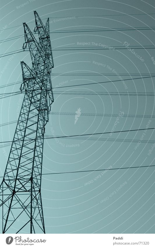 Hoch hinaus Strommast 100000 groß Stahl Konstruktion Kabel Leitung Netz Elektrizität blau Himmel Klarheit hoch oben Turm Linie stromversorgung