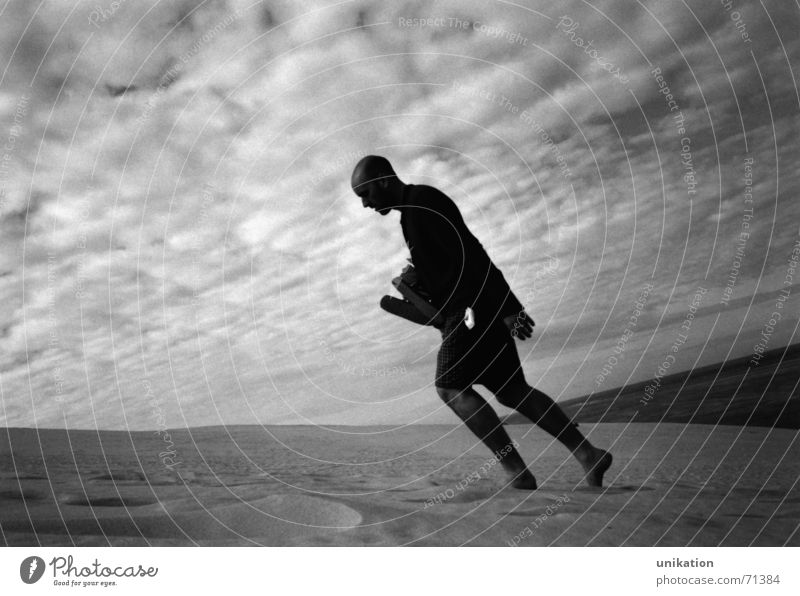 Sandläufer gehen Mann Strand aufsteigen Einsamkeit schwarz weiß Arcachon verrückt laufen Himmel Perspektive Schwarzweißfoto dune de pyla Neigung