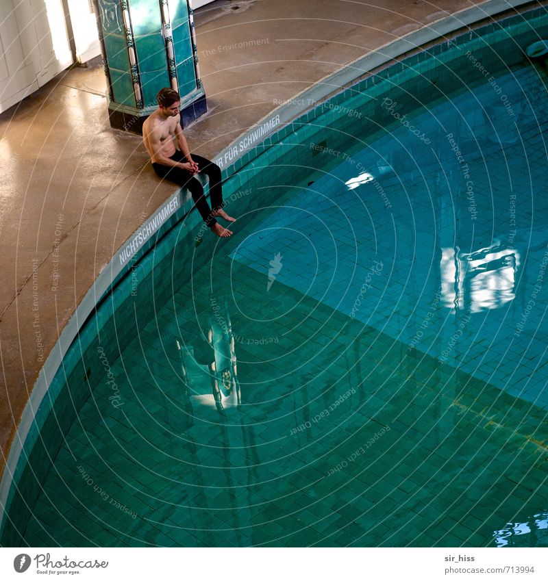 HALLE/S.-TOUR | Viertel vor Behandlung Zufriedenheit Schwimmen & Baden Schwimmbad Körper 1 Mensch Denkmal Stadtbad alt hängen sitzen sportlich Gesundheit