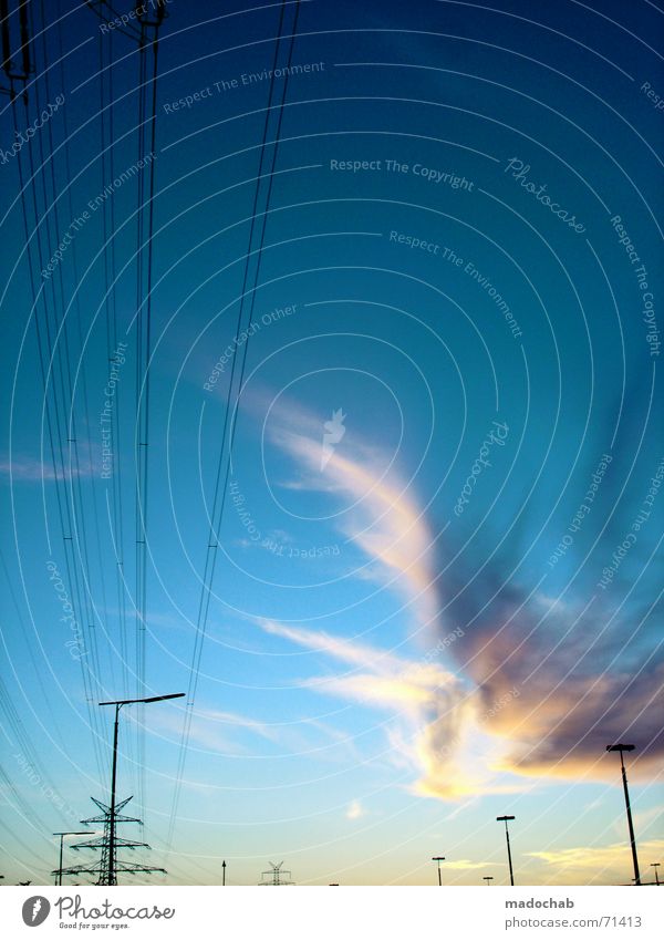 KRIMSKRAMS & FIRLEFANZ | wolken himmel sky clouds strom energie Oberleitung Elektrizität Saft Kraft Wolken Stahl Eisen Laterne grün türkis Energiewirtschaft
