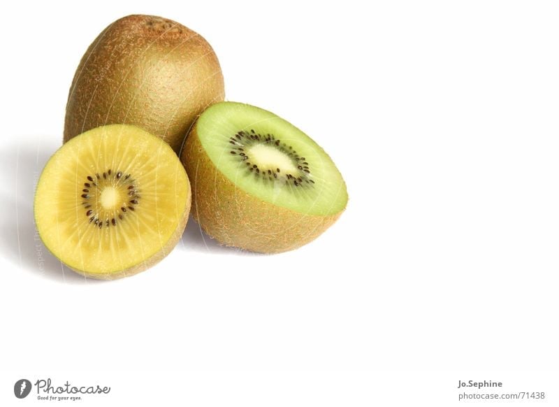 Kiwi I Südfrüchte Obst Fruchtfleisch Sorten Vielfalt Hälfte Kerne Teile u. Stücke aufgeschnitten halbiert rund Teilung Vergleich Unterschiede Foodfotografie
