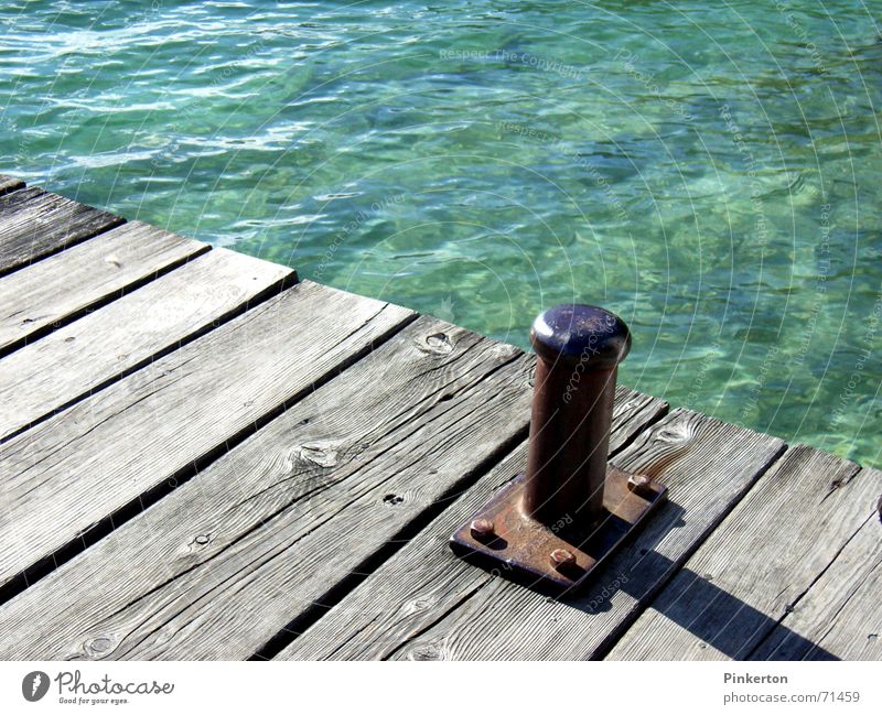 Wasser, mäßig genossen, ist unschädlich Holz Steg Anlegestelle Wellen türkis grau Eisen Wasserfahrzeug blau alt Rost