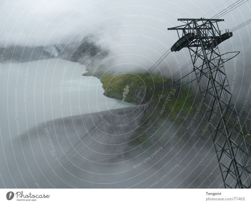 Wolkenloch Nebel Staumauer elektrisch Seilbahn Schweiz Stausee See Wellen Am Rand Regen nass feucht Berge u. Gebirge elektizität Energiewirtschaft Kabel Wasser