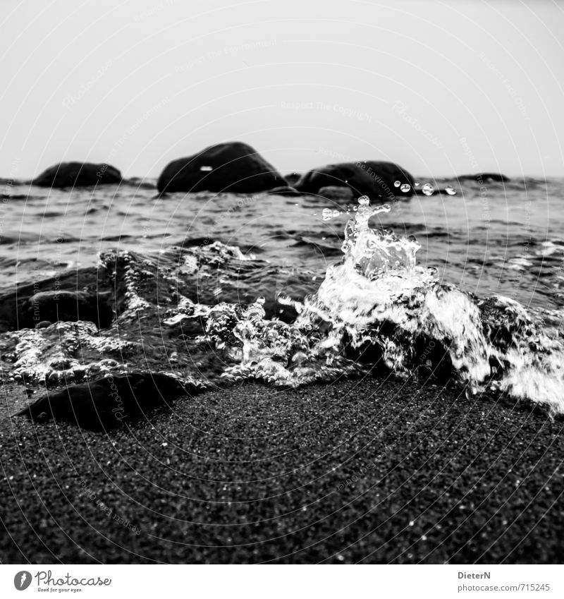 Tropfnass Landschaft Erde Wasser Wassertropfen Himmel Wolkenloser Himmel Küste Strand Ostsee grau schwarz weiß Wellen Stein Schwarzweißfoto Menschenleer