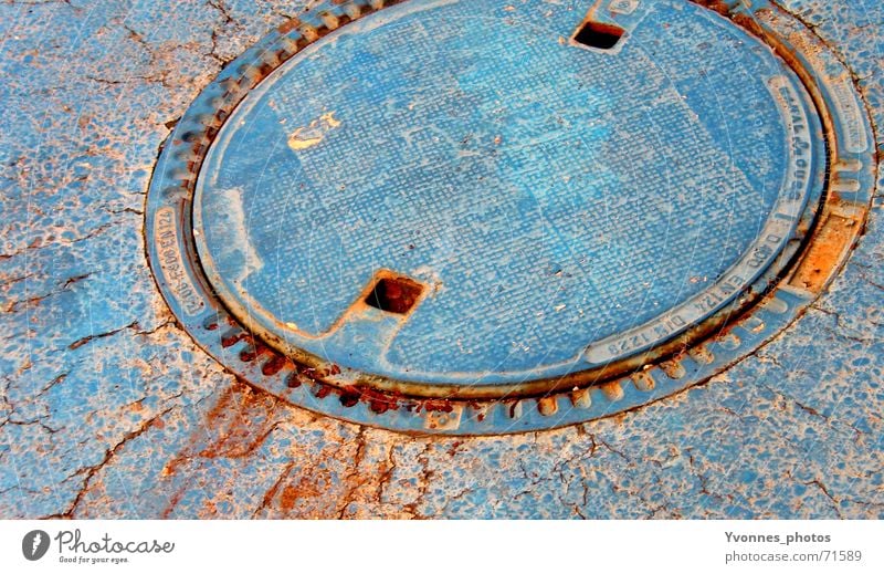 blue Kontrast Wassergraben Gully kaputt Abwasser Kanalisation rund Riss Schrott Abwasserkanal antik Straßenbelag Abfluss Rost Asphalt verfallen Sanieren