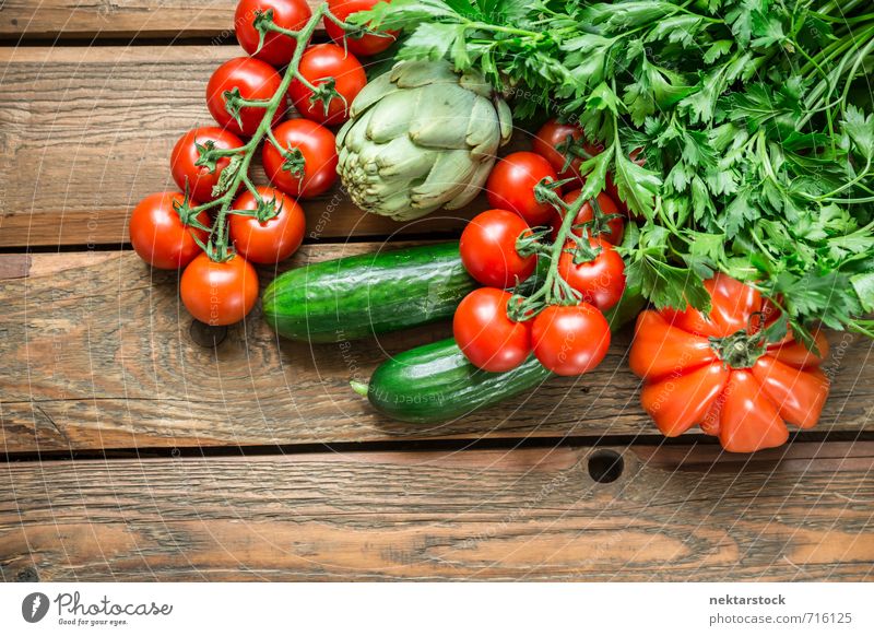 Frisches Gemüse vom Markt Lebensmittel Salat Salatbeilage Ernährung Bioprodukte Vegetarische Ernährung Diät Lifestyle kaufen frisch Gesundheit vegetables wood
