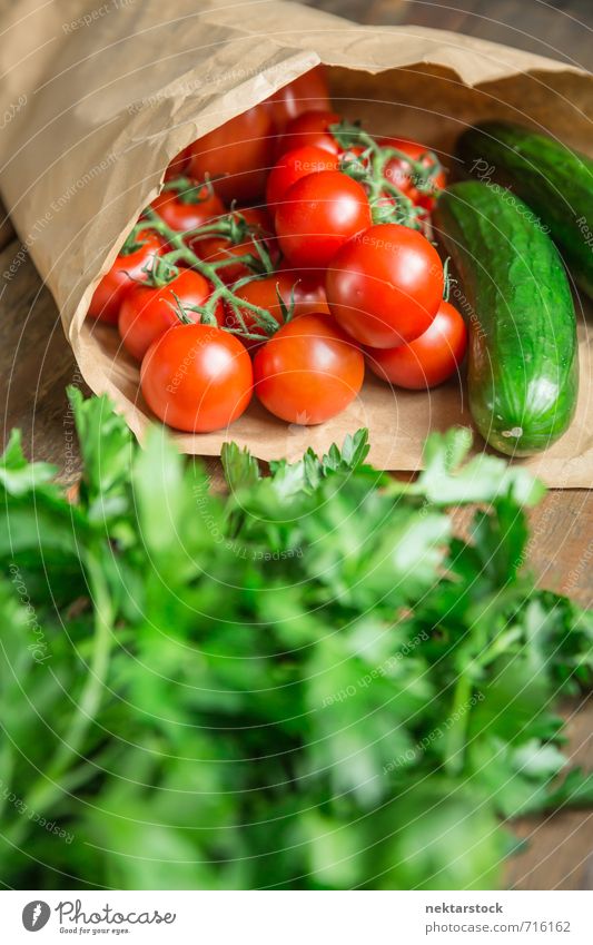 Biogemüse vom Markt Gemüse Salat Salatbeilage Ernährung kaufen Gesundheit Gesunde Ernährung Küche frisch grün rot vegetables Hintergrundbild market tomato food