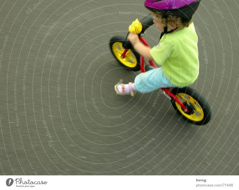 rumwuseln Tretroller Kind Bewegung Freizeit & Hobby frei Freiheit Fahrradlenker Lenker Helm Rad Reifen Geschwindigkeit Fahrradhelm Kleinkind Spielen karl drais