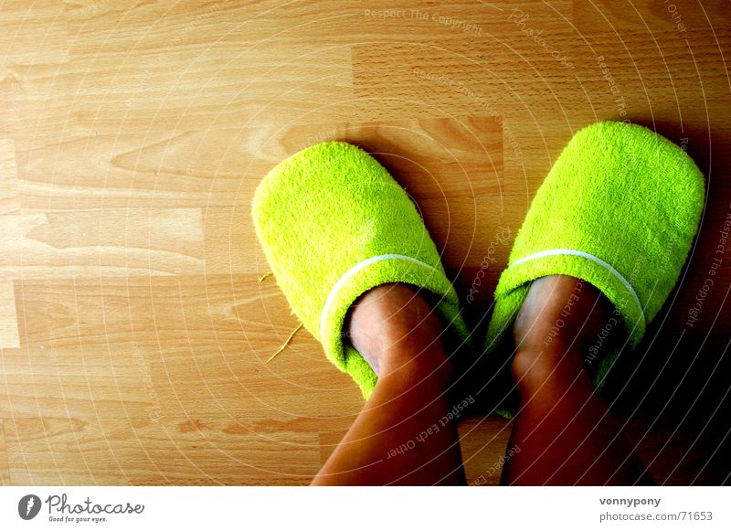 meine grünen Schlappen Morgen aufstehen Billig bequem gemütlich ausgelatscht Schuhe Stoff weich Holz Muster Wohnung Laminat Holzfußboden Hausschuhe Frauenfuß