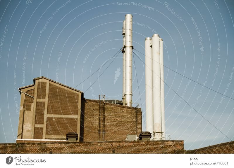 UT Köln | von hinten betrachtet Arbeitsplatz Fabrik Industrie Energiekrise Schönes Wetter Menschenleer Bauwerk Gebäude Architektur Mauer Wand Fassade