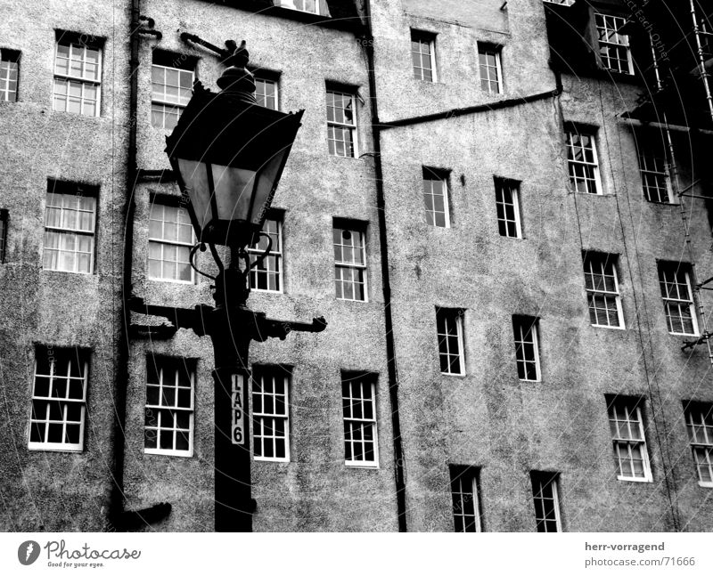 Schottland III Edinburgh Haus Fenster Lampe Laterne Baugerüst Bauernhof Innenhof Röhren