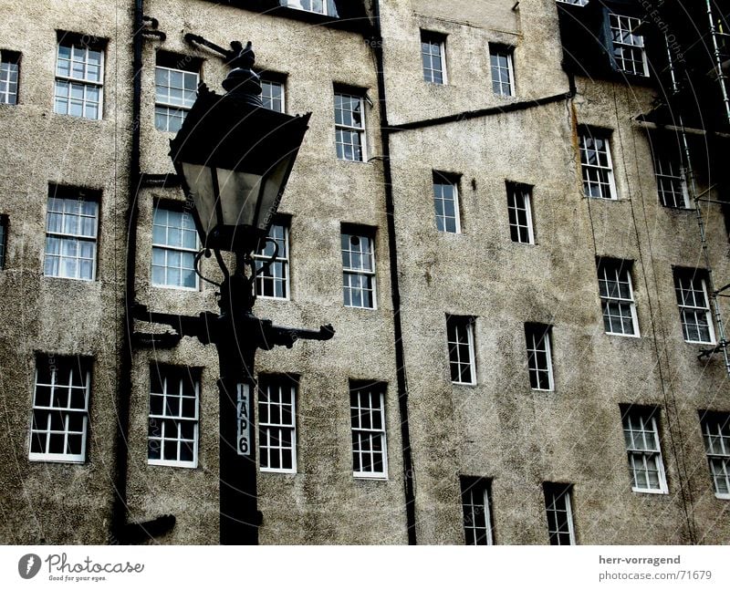 Schottland III Edinburgh Haus Fenster Lampe Laterne dunkel Einsamkeit dreckig Baugerüst Bauernhof Innenhof alt Röhren