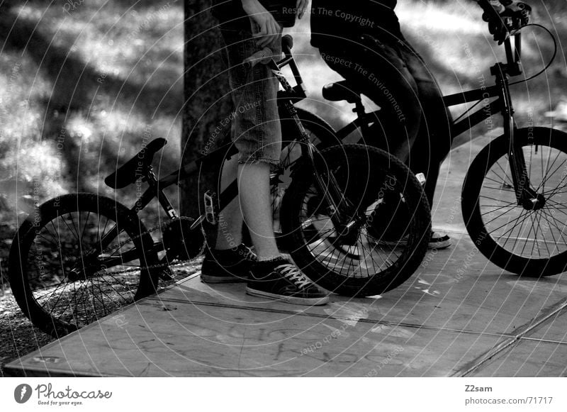 on the next wait Sport verrückt 4 2 Zusammensein stehen Rampe warten Funsport Fahrrad BMX Kind Jugendliche verückt black Schwarzweißfoto