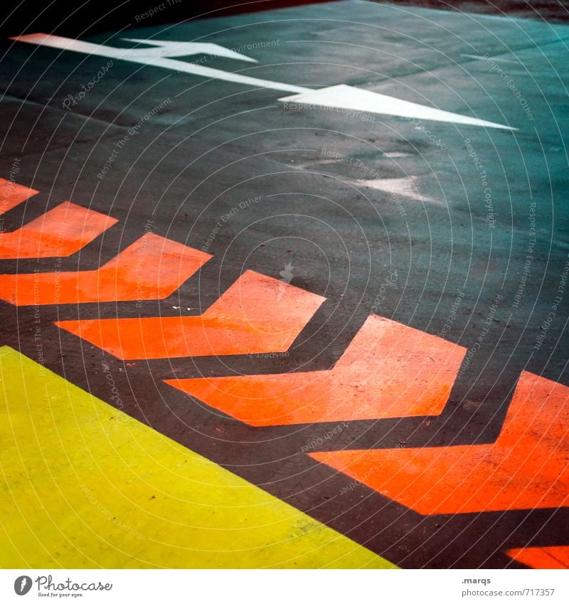 Wegweiser Verkehr Verkehrswege Straße Wege & Pfade Parkhaus Schilder & Markierungen Pfeil Streifen fahren außergewöhnlich dunkel gelb grau orange Farbe