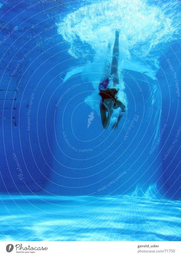 Sprung ins Wasser Schwimmbad springen Spielen tauchen Erfrischung Kühlung kühlen Sommer blau Freude Schwimmen & Baden