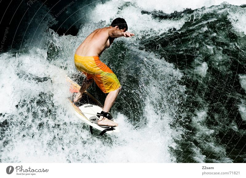 Citysurfer VII Surfer Wassersport Winter kalt Anzug Neopren Surfen Wellen Stil München Zufriedenheit nass Sport grün Mann lässig Körperhaltung Sturz Aktion