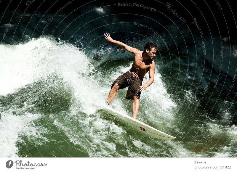Citysurfer VIII Surfer Wassersport Winter kalt Anzug Neopren Surfen Wellen Stil München Zufriedenheit nass Sport grün Mann lässig Körperhaltung Sturz Aktion