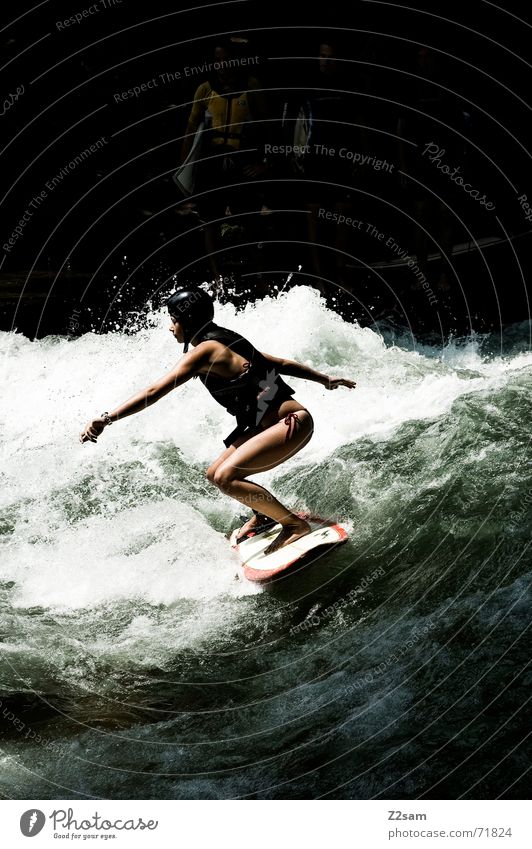 Citysurferin I Surfer Wassersport Winter kalt Anzug Neopren Surfen Wellen Stil München Zufriedenheit nass Sport grün Mann lässig Körperhaltung Aktion Frau