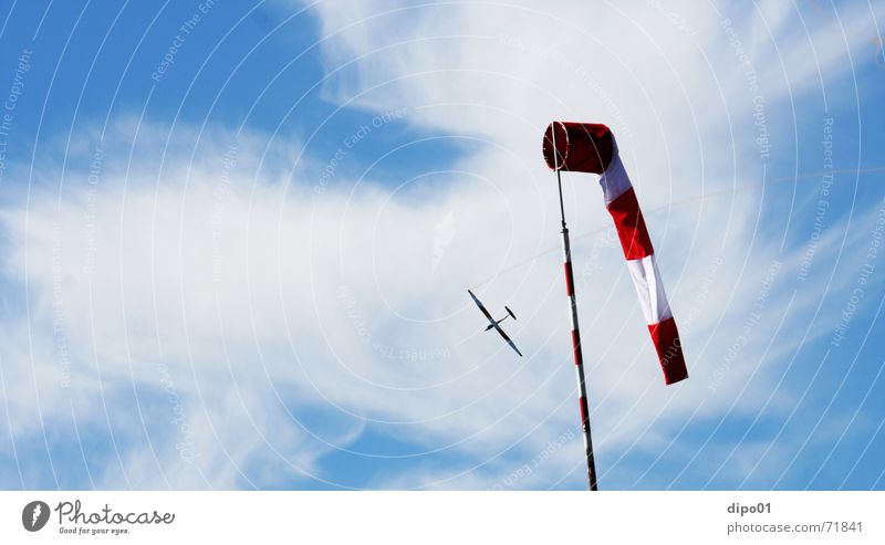 Flugzeuge im Bauch Segelflugzeug Windsack Wolken Segelfliegen Kunstflug Himmel zirren b4 aufwind