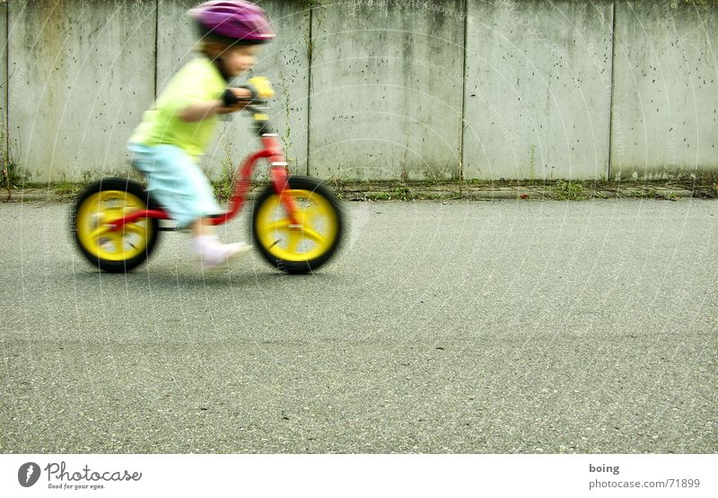 erfahren Tretroller Kind Bewegung Freizeit & Hobby frei Freiheit Fahrradlenker Lenker Helm Rad Reifen Mauer Schnecke Geschwindigkeit Fahrradhelm Sicherheit