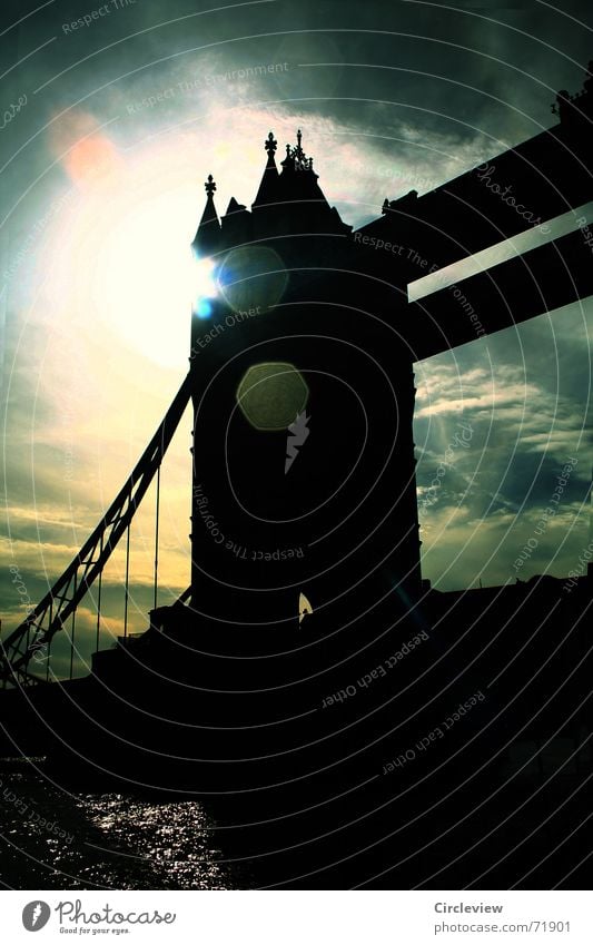 schwarz vor Augen Gegenlicht dunkel Wolken Sonnenlicht Stimmung grauenvoll England London Großbritannien Tourismus Blendeneffekt Tower Bridge Himmel Brücke