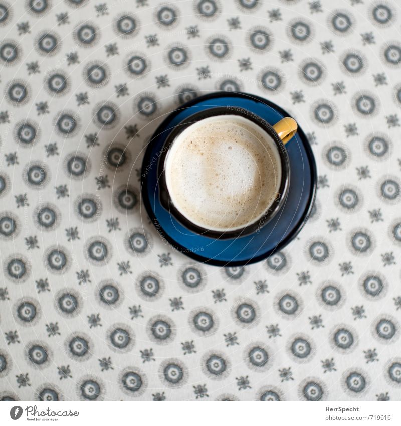 Morgenkaffee Getränk Heißgetränk Kaffee Häusliches Leben Innenarchitektur Dekoration & Verzierung Tisch Metall schön rund Sauberkeit blau gelb grau Tasse