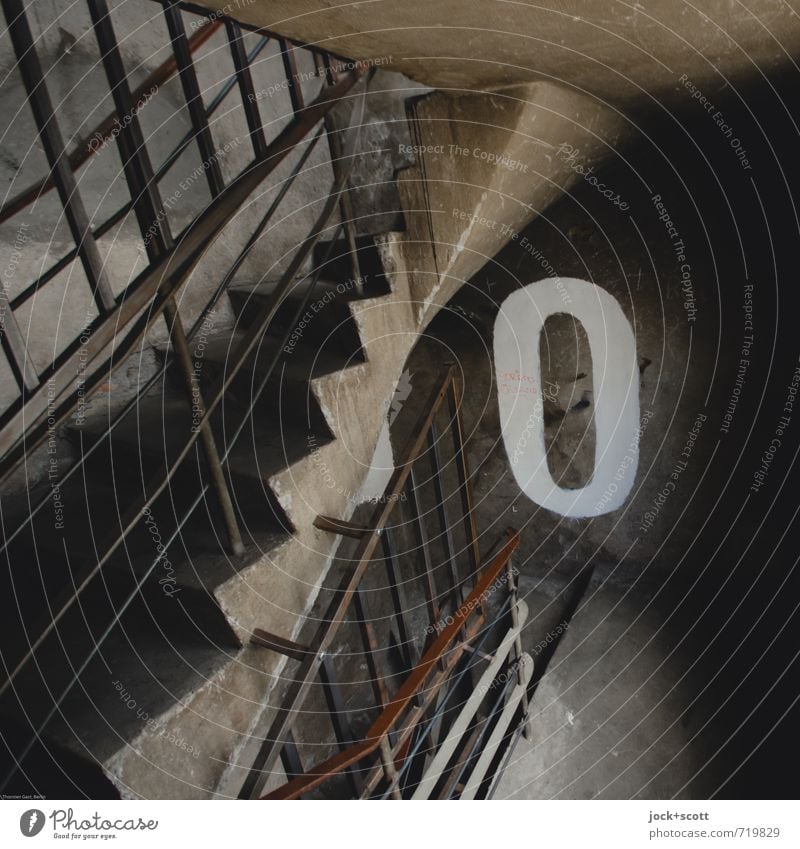 Etage 0 Treppenhaus Wand Geländer Schilder & Markierungen authentisch dreckig groß trist grau Wege & Pfade DDR Orientierung Zahn der Zeit Strukturen & Formen