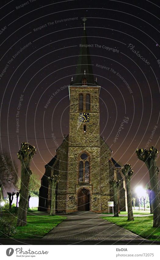 Kirche bei Nacht Langzeitbelichtung Stern dunkel Religion & Glaube church Gotik finsterniss dunkel. kirchturm Architektur