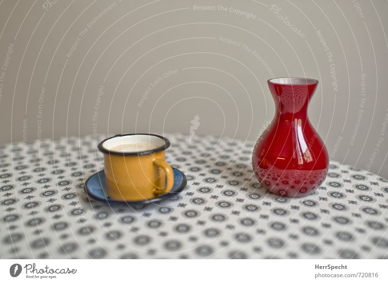 Tasse (voll), Vase (leer) Getränk Heißgetränk Kaffee Häusliches Leben Tisch Küche schön gelb grau rot Kaffeetasse Kaffeetrinken Untertasse Becher Blumenvase