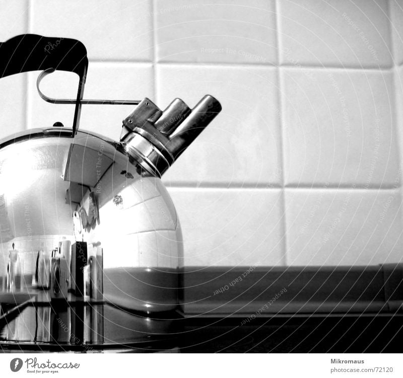 Teekesselchen Kessel Tragegriff Griff Trillerpfeife Dreiklang Küche Schwarzweißfoto Herd & Backofen Wasser Trinkwasser kochen & garen heiß Kaffee