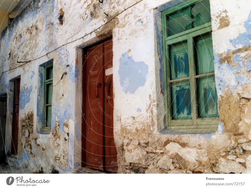 schöner wohnen Haus Fassade Kulisse mehrfarbig schädlich Ruine schäbig Griechenland Fenster Putz Verfall Tür Stein