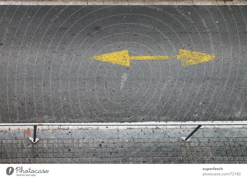 BCN 2 Verkehr Straße Wege & Pfade Pfeil fahren Mobilität Fahrbahn Richtung Asphalt doppelpfeil Farbfoto Außenaufnahme Menschenleer Tag Blick nach unten