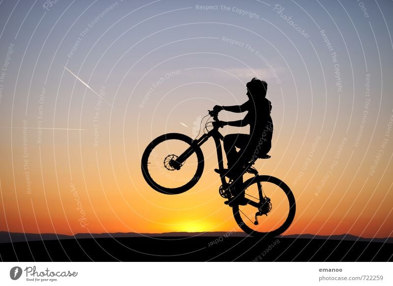 wheelie Lifestyle Freude Sommer Sport Sportler Fahrradfahren Mensch Kind Junge Junger Mann Jugendliche Natur Landschaft Himmel Horizont Sonne Hügel