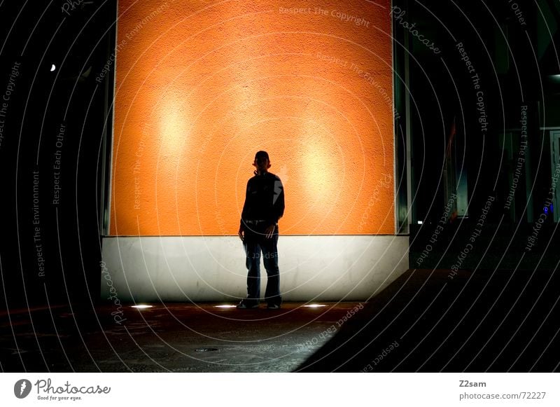 nächtliche Nachdenklichkeit III stehen Nacht Licht Bühnenbeleuchtung Körperhaltung Denken Wand night light orange porträte nachdenken anlehnen
