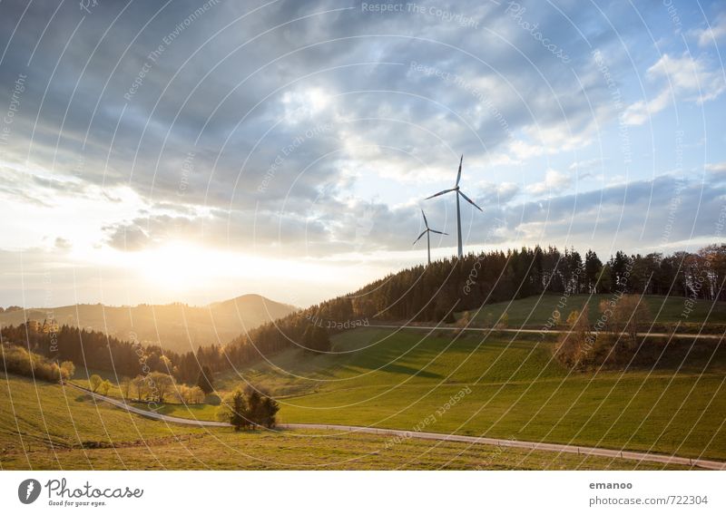 Wind und Sonne Ferne Freiheit Berge u. Gebirge Energiewirtschaft Erneuerbare Energie Sonnenenergie Windkraftanlage Energiekrise Umwelt Natur Landschaft Himmel