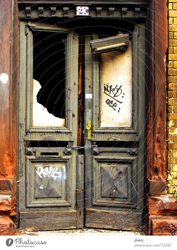 TwentyOne verfallen gebrochen Haus Unbewohnt Leipzig Verfall Fenster kaputt Stadt Dorf 21 geschlossen gelb dunkel Licht Tür renovierungsstau alt graffity