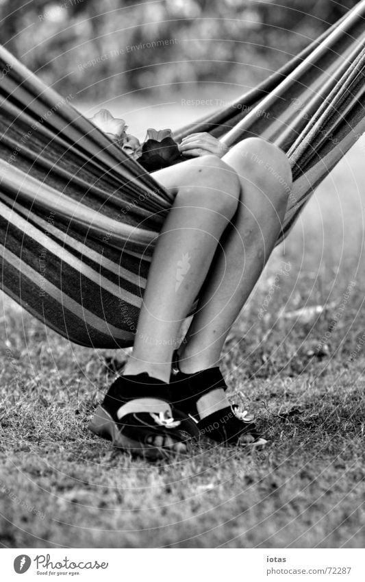 kleine beine Kind Mädchen Pause Erholung Hängematte Sommer Freizeit & Hobby ruhig Schuhe Streifen Wiese Freude Beine Fuß Schatten Schwarzweißfoto b/w b&w Garten