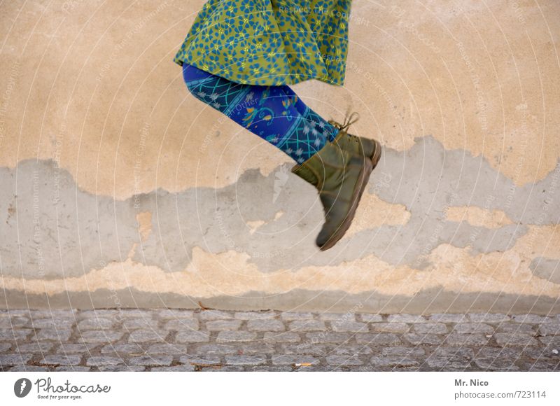 g-hüpft Lifestyle feminin Frau Erwachsene 1 Mensch Gebäude Fassade Mode Rock Strumpfhose Stiefel springen blau grün Freude Glück Fröhlichkeit Zufriedenheit